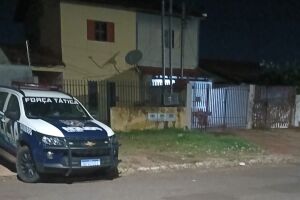 Policial penal em surto invade casa, atira em morador e tenta roubar carro no Universitário