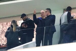 Fotógrafo mostrou gesto obceno de Moraes  