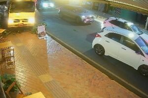 Caminhão desgovernado sobe calçada e atinge fachada de loja na Rui Barbosa (vídeo)