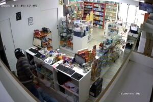 Criminosos armados invadem farmácia, rendem funcionário e fazem limpa em Ponta Porã