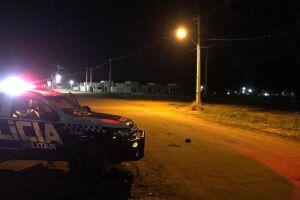 Homem morre ao atacar policiais com faca em Ribas do Rio Pardo (vídeo)