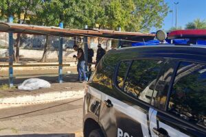 Homem é assassinado com dois tiros na cabeça enquanto esperava ônibus em Corumbá