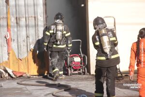 Teto desaba em incêndio de grandes proporções em loja atacadista de calçados em Campo Grande (vídeo)