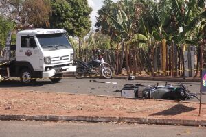 Motoentregador bate em caminhão e fica em estado gravíssimo em Campo Grande (vídeo)