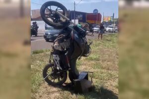 Câmera flagra momento em que moto fica de 'cabeça para baixo' em acidente na Duque de Caxias (vídeo)
