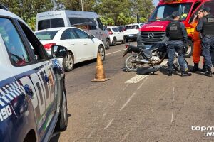 Militar derrapa em pedregulhos e cai de moto na Duque de Caxias (vídeo)