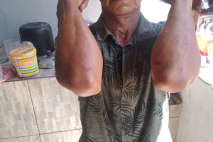 Idosa é vítima de importunação, pede ajuda e acaba arrastada pelo cabelo por funcionário em baile