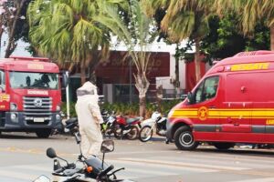 Enxame de abelhas ataca pedestres e ciclistas em praça central de Paranaíba