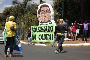 Manifestação ocorreu em frente a condomínio 