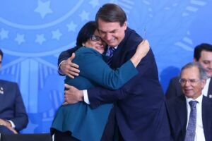 Bolsonaro e Damares fazem oração às vésperas do julgamento no STF