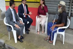 Juiz faz audiência em calçada para atender homem em situação de rua em Maceió