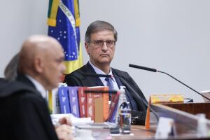 Gonet: quando Bolsonaro reúne cúpula militar, 'golpe está em curso'