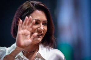 Com Bolsonaro condenado, Michelle admite disputar eleição: 'me erguerei como uma leoa'