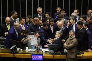 Pollon ocupou mesa e ainda difamou membros 