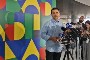 Ministro do Turismo pede para deixar governo Lula 