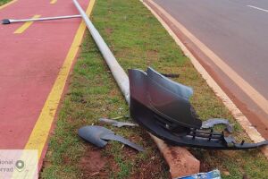 Motorista perde o controle de carro e destrói poste em Iguatemi
