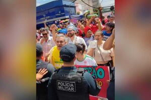 PM faz barricada e joga spray de pimenta durante 'Grito dos Exclu&iacute;dos'