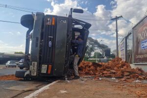 Caminhão tombado estava carregado de tijolos