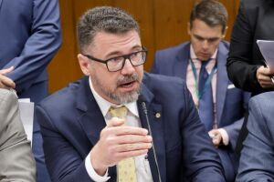 Pollon defende porte de arma para policiais legislativos estaduais em relatório na CCJC