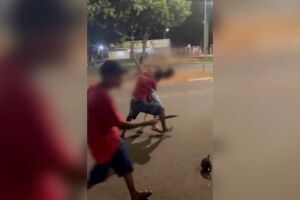 Armados com facões, gangues rivais brigam em frente a escola no Coophavila (vídeo)