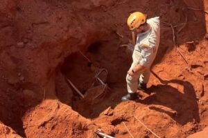 Ele foi socorrido momentos após ser soterrado 