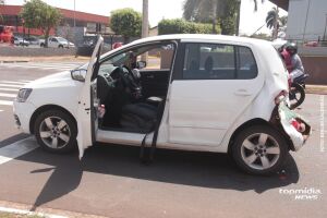 Caminhão arrebenta traseira de carro de passeio na Duque de Caxias (vídeo)