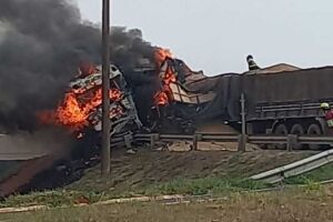 Carretas pegam fogo em batida grave no Macroanel rodoviário de Campo Grande