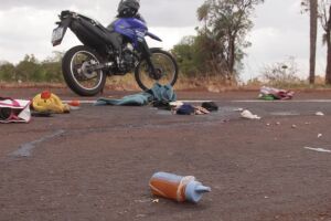 Itens de passageiros da moto ficaram espalhados na via