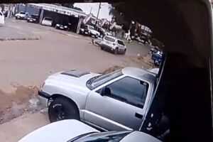 Câmera flagra batida que deixou motociclista ferido em Ponta Porã (vídeo)