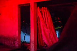 Cigarro aceso provoca incêndio em casa nas Moreninhas (vídeo)