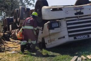 Carreta tomba e motorista morre preso às ferragens na BR-163
