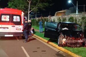 Adolescente morre após carro bater em muro de condomínio em Dourados (vídeo)