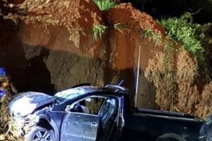 Saveiro cai em cratera e motorista fica ferido durante perseguição policial em Jardim