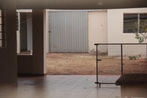 Fundos da casa onde a granada foi detonada