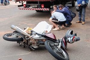 Motorista de caminhão que atropelou e matou garupa fica em estado de choque na Moreninha (vídeo)