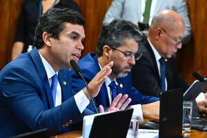 Na CPMI do INSS, Beto questiona empresário sobre notas fiscais e ostentação, mas testemunha se cala