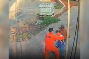 Pai corre até quartel e bebê é salvo por bombeiros ao engasgar com plástico em Corumbá (vídeo)