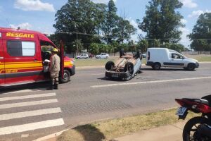 Uno fura sinal vermelho, bate em kombi e capota na Duque de Caxias (vídeo)