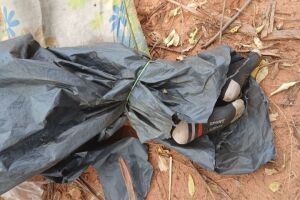 Corpo é encontrado amarrado e enrolado em lona na região de fronteira
