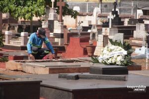 Familiares e amigos acompanham o enterro de Antônio de Deus