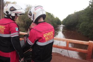 Corpo é visto descendo o Rio Anhanduí e mobiliza bombeiros no Aero Rancho (vídeo)