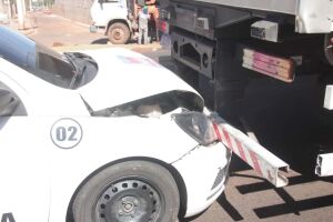 Engavetamento entre caminh&otilde;es e carro de escolta congestiona tr&acirc;nsito no Jardim Veraneio (v&iacute;deo)