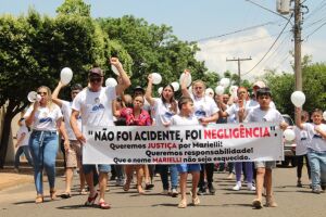 Protesto pede justiça por morte de professora: 'Não foi acidente, foi negligência' (vídeo)