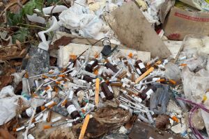 Lixo hospitalar tem descarte irregular em bairro afastado do centro