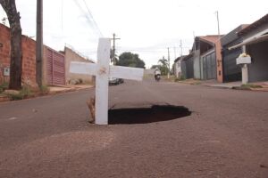Buraco no Centenário completa 'mêsversário' e ganha cruz para evitar acidente (vídeo)
