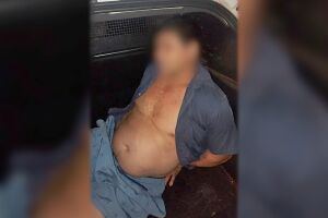 O suspeito foi preso em flagrante com a faca na cintura 