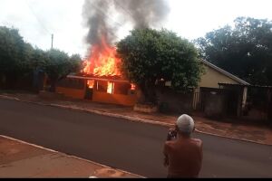 Casa é completamente tomada pelas chamas