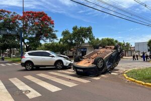 Batida de gigantes: BMW capota após colisão com Toyota em Dourados