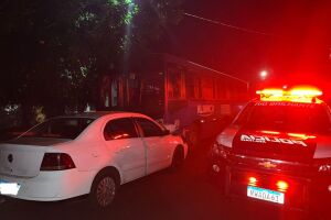 Local onde carro bateu em ônibus