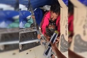Jovem viraliza ao distribuir facas a moradores de rua e &eacute; investigado (v&iacute;deo)